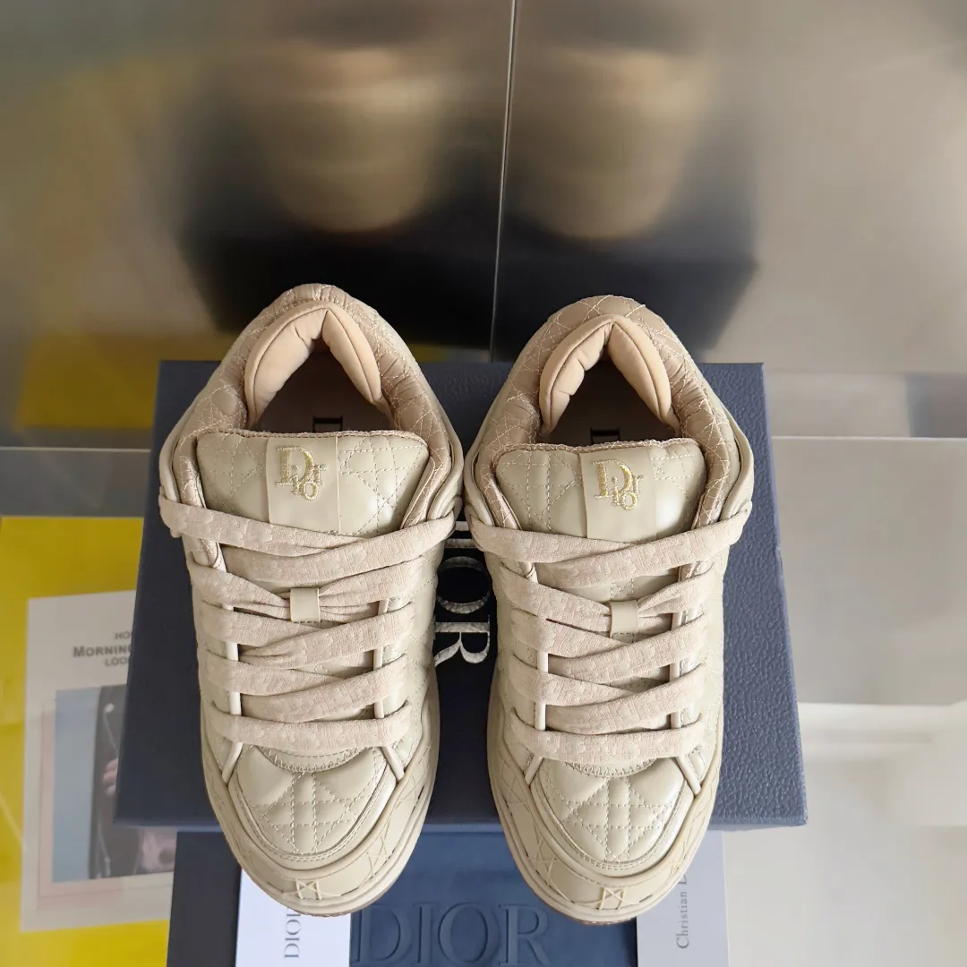 [DIOR] P: 820💰 Men's 39-44. (Male 38. 45. Customized) Dior Dior B9S series top version bread shoes casual sports shoes skate shoes original purchase development and production This new B9S skateboard sneakers are inspired by skateboarding and Dior's high-order spirit. Crafted from navy blue cotton tweed, the classic cannage pattern is reinterpreted with grained calfskin details in homage to Dior's savoir-faire. Padded tongue and technical fabric leg provide ideal comfort. Iconic details abound throughout the design, such as the Dior signature on the heel and tongue, cannage-patterned panels, and the rubber Dior Charm signature on the side inspired by the Dior logo. The rubber soles engraved with Oblique printing with a gradient effect are more refined and can add a high-end temperament to various looks. Exquisite packaging at the delivery counter🛍📦 ▪️Fabric: Original customized first-layer cowhide + tweed ▪️Inner lining: Customized breathable lining ▪️Outsole: Original open-molded anti-slip TPU material ▪️Sole thickness: 3.5CM.